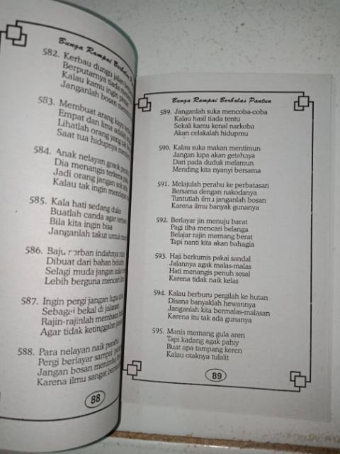 pantun jenaka atau pantun lucu membuat suasan menjadi senang, jika suasana … Buku Berbalas Pantun Remaja Shopee Indonesia