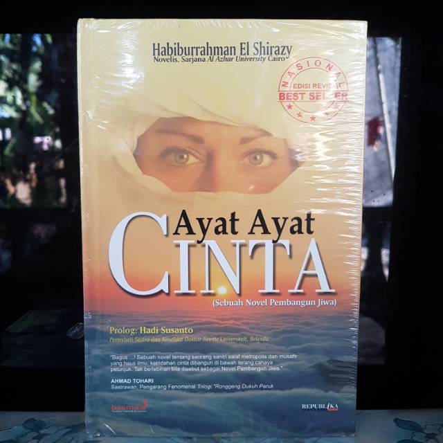Di kota kairo mesir ada seorang mahasiswa indonesia yang bernama fahri. Original Hard Cover Ayat Ayat Cinta Habiburrahman El Shirazy Shopee Indonesia