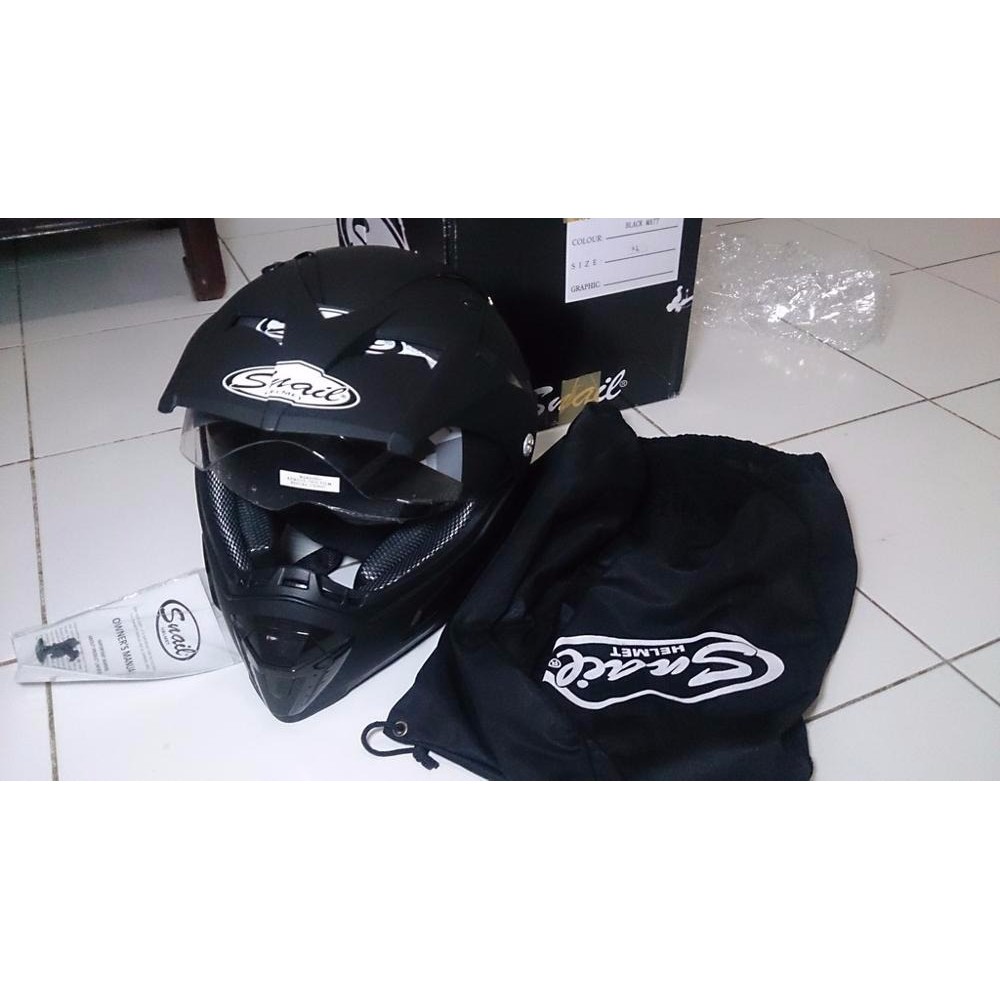 Menggunakan helm cakil memang pas banget buat jadi pasangan motoris saat riding dengan motor custom. Gambar Stiker Helm Gojek J Ijo Polos | Fullstiker