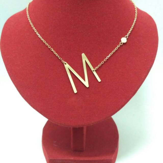 Kalung CarenDelano huruf M | Shopee Indonesia