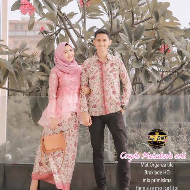 Terlebih jika kamu adalah tipe wanita yang sangat melek fashion. Baju Couple Batik Baju Kondangan Batik Baju Sarimbit Batik Shopee Indonesia