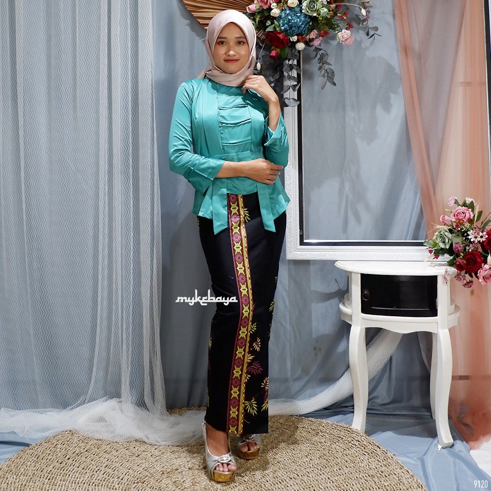 Kain brokat, kain sifon, kain satin, tile (tule) bahkan di modifikasi dengan mengunakan lace. Kebaya Satin Harga Terbaik Batik Pakaian Wanita Oktober 2021 Shopee Indonesia