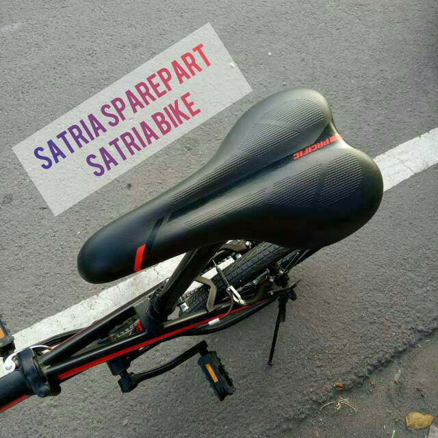Sadel sepeda ini memiliki cushion yang besar dan empuk sehingga wajib digunakan untuk mengganti sadel sepeda anda yang keras. Sadel Sepeda pacific untuk MTB Gunung Lipat fixie BMX, jok