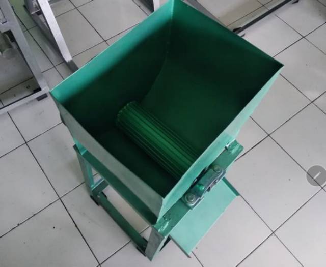 Mesin kupas ari kacang tanah fungsi : Mesin Pengupas Kulit Ari Kedelai Manual Engkol Murah Meriah Shopee Indonesia