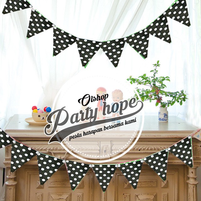 Silahkan kunjungi halaman bunting flag segilima happy birthday warna biru untuk melihat produk selengkapnya. bunting flag segitiga polkadot hitam/ bendera segitiga