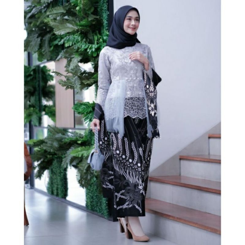 Warna kebaya yang pas dengan warna kulit akan membuat penampilan lebih fresh dan memikat. Harga Set Kebaya Wisuda Modern Silver Terbaru Juni 2022 Biggo Indonesia