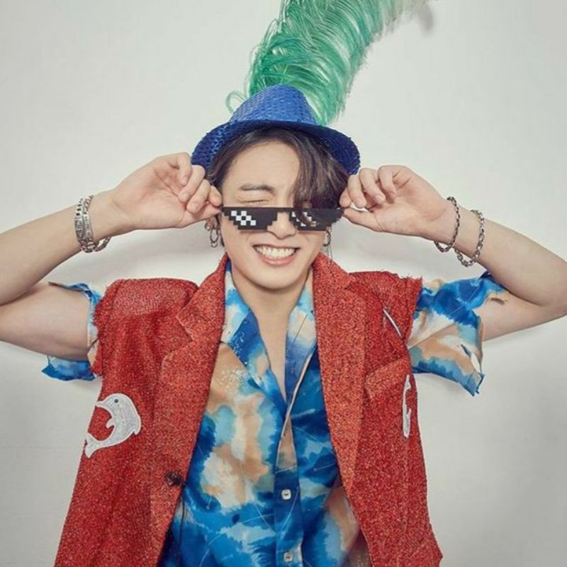 Jimin bts pakai rok untuk promosi cd butter, tuai pujian dari. Foto Jungkook Pake Kacamata Hitam - Public Figure Photo
