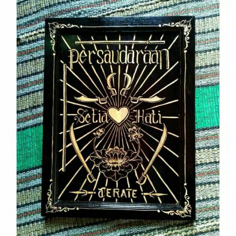 Ukiran jawa ini berfungsi sebagai angin angin ventilasi udara yang dimana ukiran bolong tembus pandang untuk keluar masuk angin dalam ruangan menggantikan udara yang pengap agar tetap sejuk dan segar. Pigura Dan Jam Dinding Motif Psht Shopee Indonesia