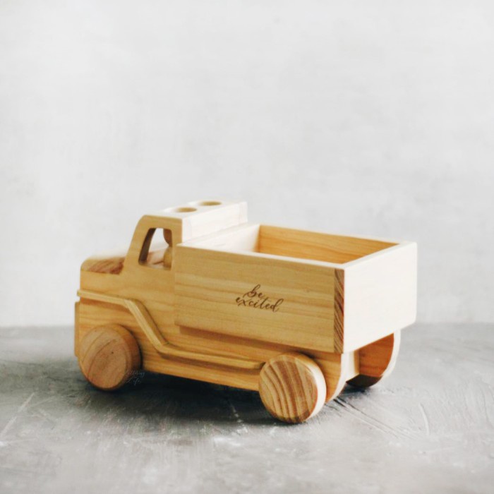 Sekaligus yaitu permainan truk pengangkut pasir dan pengangkut sampah. Wooden Truck With Peg Dolls Mainan Truk Kayu Mobil Kayu Shopee Indonesia