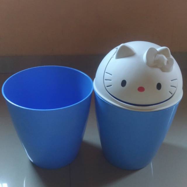 Hello kitty yang memiliki nama lengkap kitty white adalah personifikasi dari kucing berwarna putih dengan ciri khas pita atau hiasan lainnya di daun telinga . Tempat Sampah Karakter Hello Kitty Warna Biru Shopee Indonesia