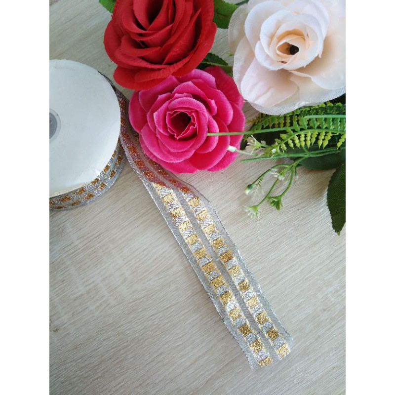 Dengan sedikit tambahan bahan, korsase bahkan dapat menjadi bunga hias tiruan. Tali Pita Kado Bingkisan Kain Kaca Emas Shopee Indonesia