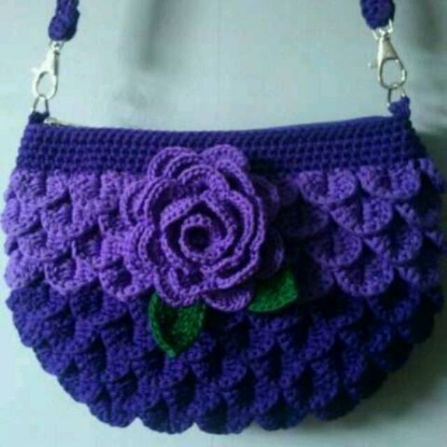 Kompartemen utama yang luas, detail zipper opening, dan double handle strap; Tas Rajut Sisik Mawar Shopee Indonesia