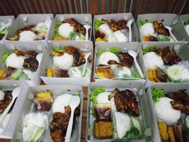 Nasikotak #ayambakar buat bisnis jualan ,jual online atau katering. Nasi Box Catering Paket Ayam Bakar Tahu Tempe Sambal Lalap Shopee Indonesia