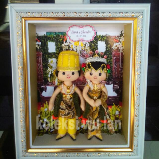 Banyak orang memilih untuk melakukan pemotretan di studio foto karena ditempat ini menawarkan dan menyediakan berbagai desain frame mulai dari . Mahar Kado Pernikahan Boneka Flanel Pengantin Adat Jawa Jogja Frame 3d Uk 20x25 Cm Shopee Indonesia