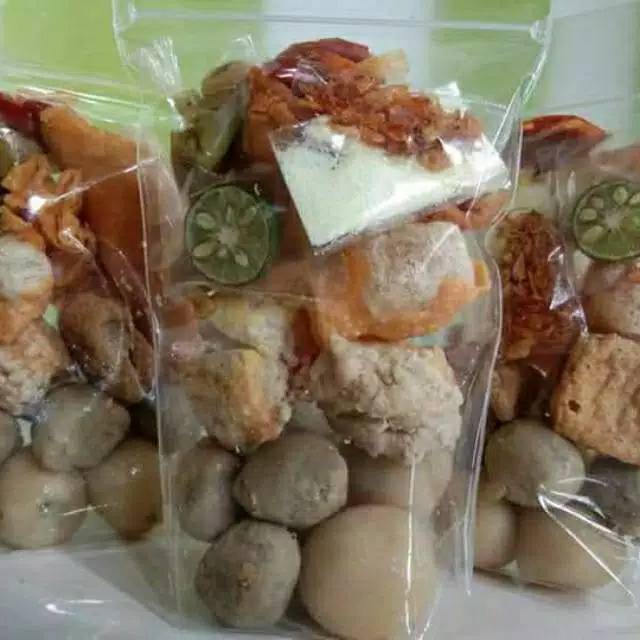 Makanan tradisional jawa barat umumnya lebih banyak menggunakan bahan ikan dan sayur segar dengan cita rasa yang cenderung lebih asam dan pedas. SEBLAK JAPLAK BACI Baso aci instan, seblak japlak instan