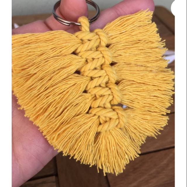 Kerajinan tangan gantungan kunci membuat gantungan kunci dari benang wol adalah gambar yang akan saya bagikan untuk kesempatan kali ini . Gantungan Kunci Daun Shopee Indonesia