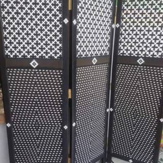 Tabir pembatas masjid kayu jati atau biasa disebut satir, sketsel, partisi, skat pemisah shaf pri dan wanita kini dapat anda pesan di arif jati furniture kami. Sekat Masjid Partisi Masjid Pembatas Shaft Pembatas Ruangan Shopee Indonesia