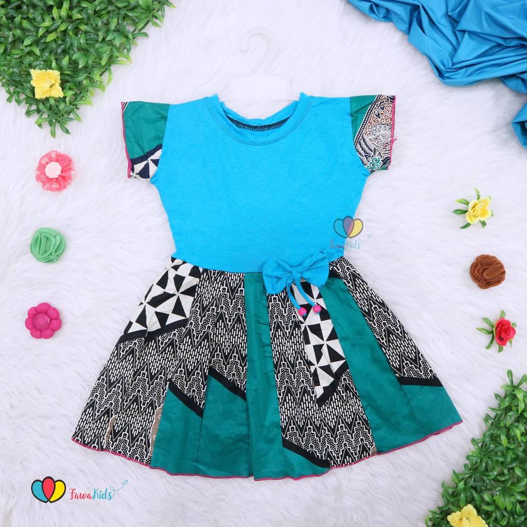 Moms, yuk intip 5 baju batik anak terbaru! Model Baju Batik Anak Bayi Model Baju Batik Kombimasi