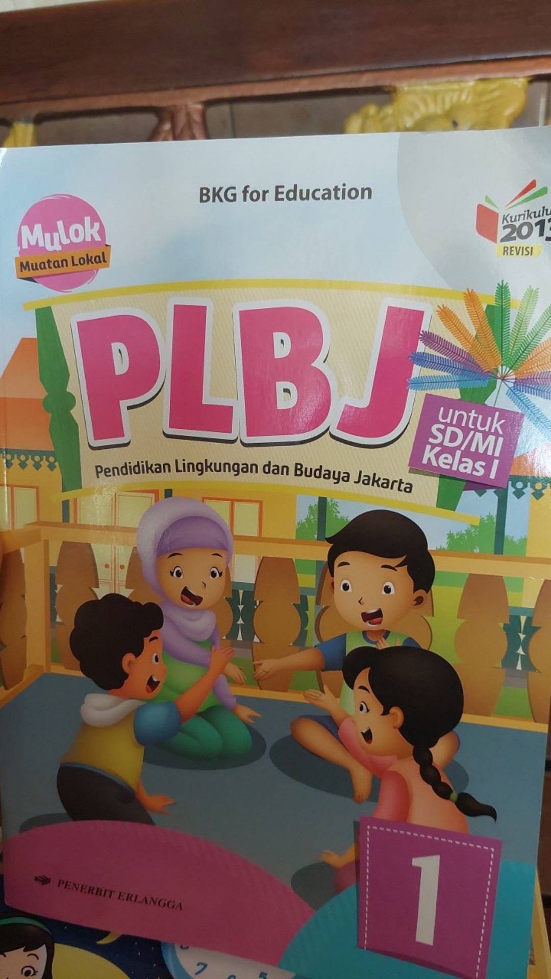 buku guru kelas 1 sd/mi 32 pembelajaran 6 pemetaan kompetensi dasar bahasa indonesia 3.8 merinci ungkapan penyampaian terima kasih, permintaan maaf, tolong, dan pemberian pujian, ajakan, pemberitahuan, perintah, dan petunjuk kepada orang lain dengan menggunakan bahasa yang santun secara lisan dan tulisan yang dapat dibantu dengan kosa kata. Original Buku Plbj Kelas 1 Sd K13n Erlangga Shopee Indonesia