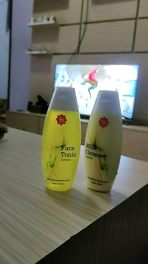 Senyawa ini dapat membantu kulit menyerap air dari . Jual Original Viva Milk Cleanser Dan Face Tonic Lemon Pembersih Dan Penyegar Air Toner Indonesia Shopee Indonesia