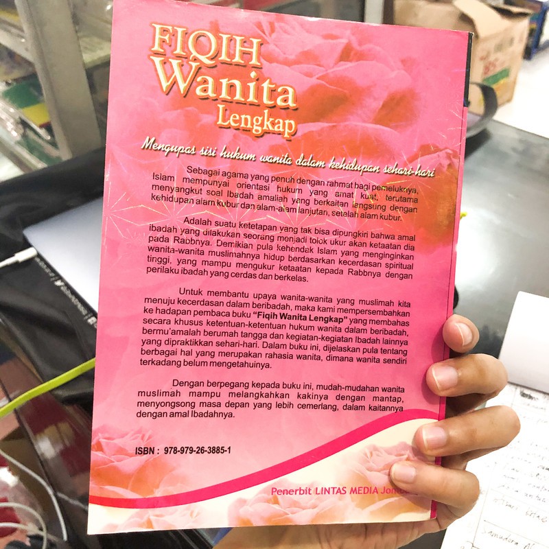Seorang wanita dikatakan sudah akil baligh apabila sudah mengalami. Buku Fiqih Wanita Lengkap Shopee Indonesia