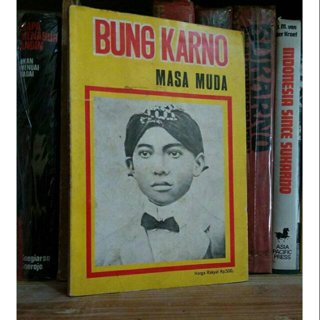 Soekarno kembali dari pengasingan pada awal masa penjajahan jepang. Buku Bung Karno Masa Muda Shopee Indonesia
