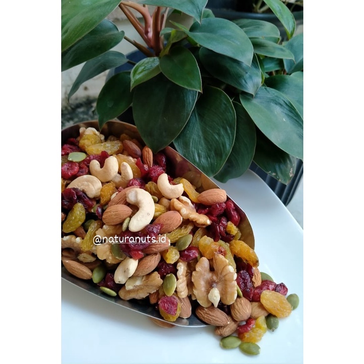 09/02/2022 · to make our nature's mix trail mix extra delicious, we combine only the best whole pieces of cashews and peanuts, crunchy almonds, plump cranberries, ripe papayas, and sweet raisins for the freshest product. Jual Best Seller Trail Mix Premium Delights 350gr Superfood Indonesia Shopee Indonesia