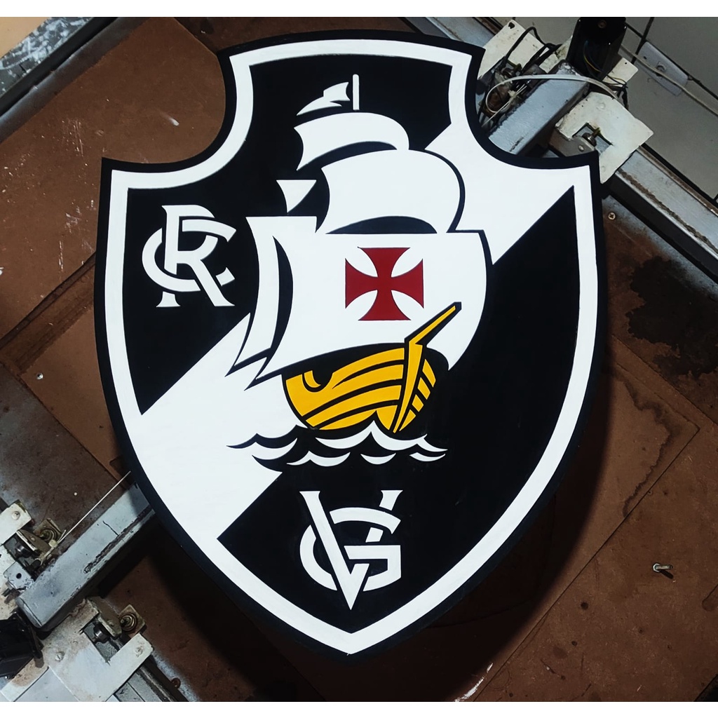 Su escudo y vestimenta es negra con una franja diagonal blanca y una cruz roja. Quadro Escudo Do Vasco Em Alto Relevo 44 E 65cm Shopee Brasil
