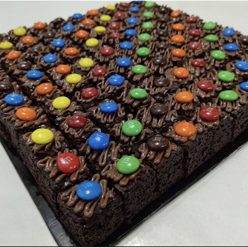 Pour half of the batter into a cake tin lined with baking paper. Brownies Chocolate Kit Kat M M Murah Sedap Shopee Malaysia