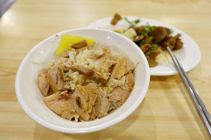 【嘉義．小吃】- 台北俗覺得不錯吃的．噴水雞肉飯