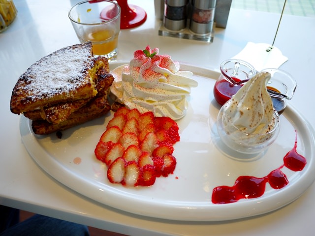 【食記】瓦法奇朵Waffogato 內湖輕食早午餐 布丁鬆餅是什麼?? 同場加映-內溝溪櫻花 (2014.02.02)