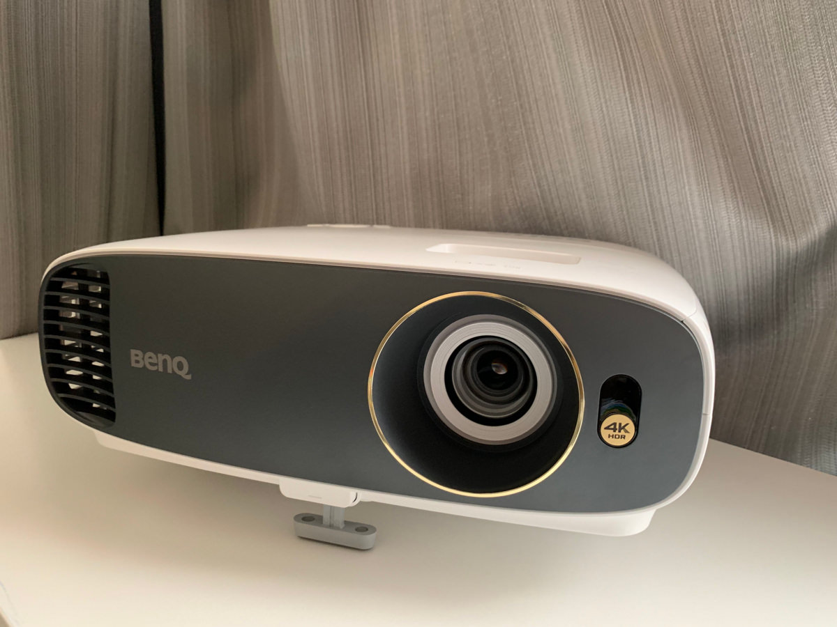 4K HDR 色準三坪機，BenQ W1700M 投影機：客廳、臥室都是我的家庭劇院┃開箱