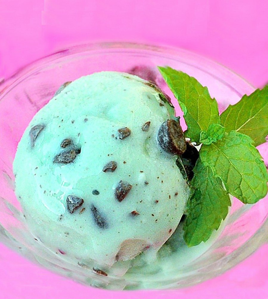 While you can head to the store and pick up a pint of your favorite flavor, it doesn’t hold a candle to whipping up a batch of creamy goodness at home. Healthy Mint Chocolate Chip Ice Cream
