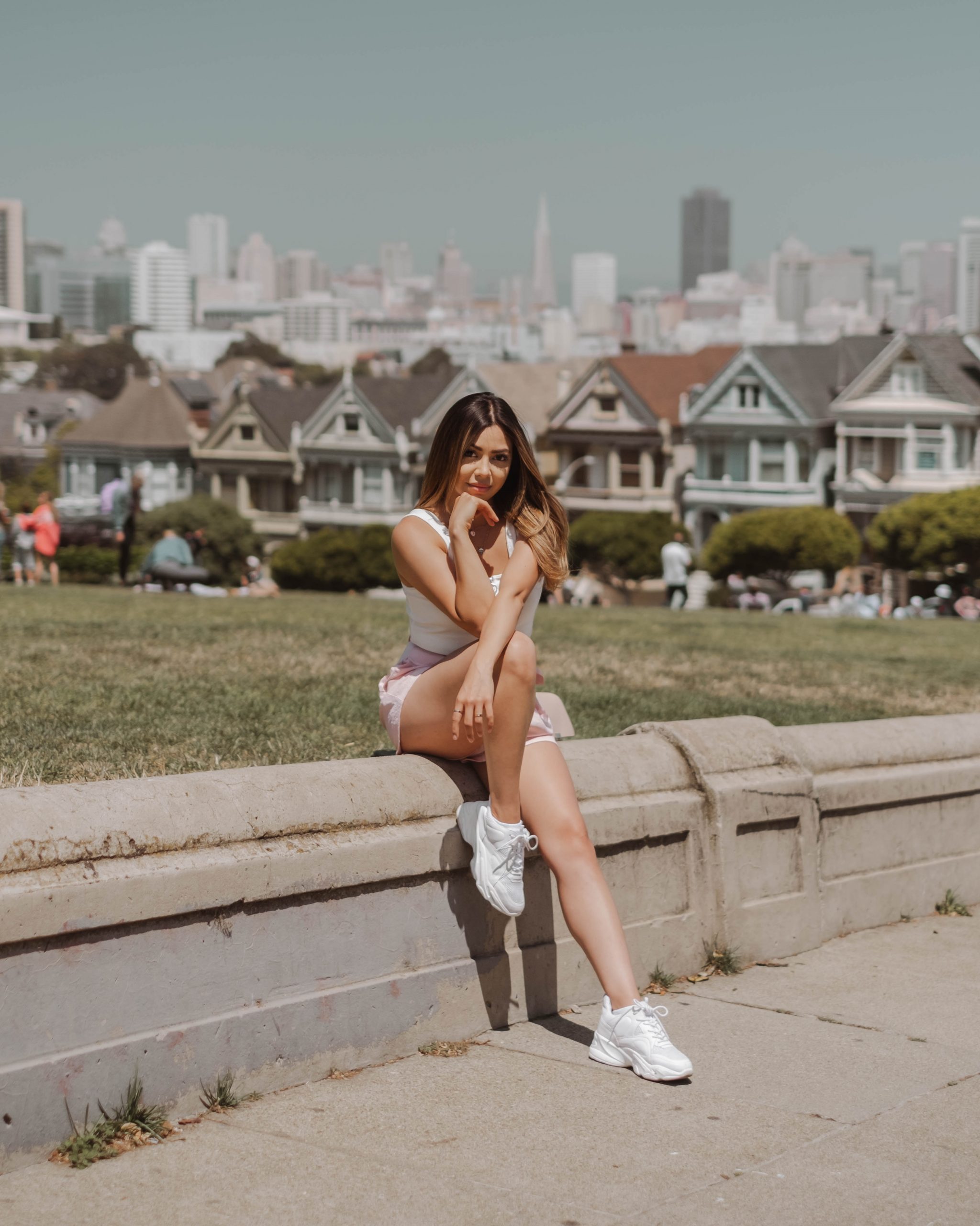 The Perfect 3-Day San Francisco Itinerary | the perfect 3-day itinerary for your next trip to San Francisco. The Painted Ladies, San Francisco outfit, San Francisco photo idea, California travel