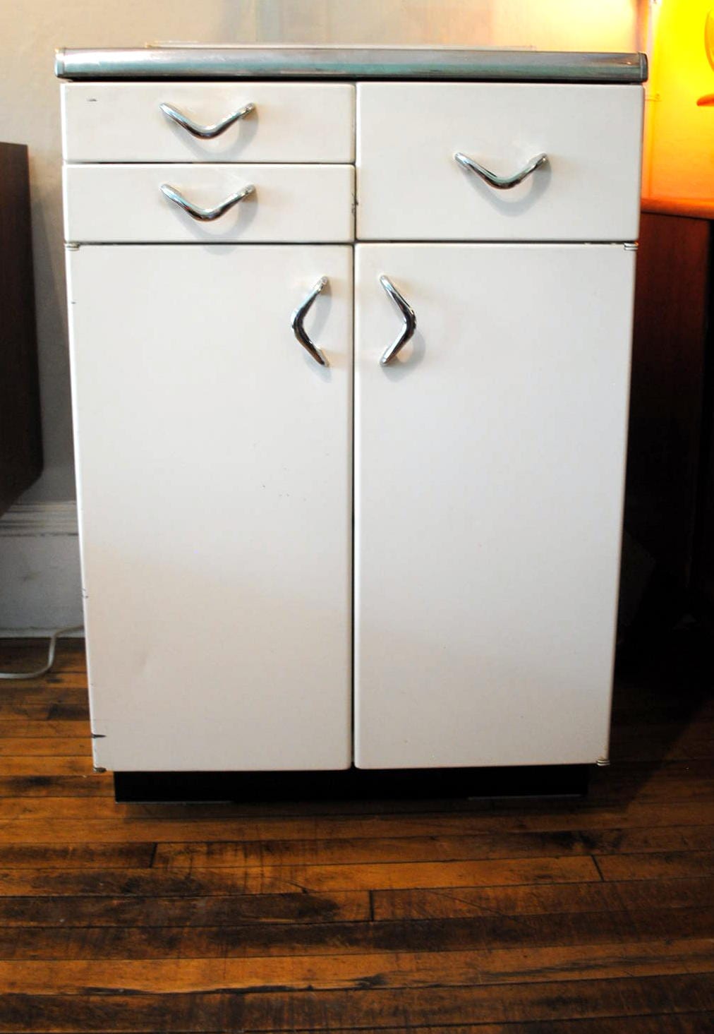 Diynetwork.com shares tips on kitchen cabinets to make choosing the right kind easier. 1950 S Retro Kitchen Cabinet Circa