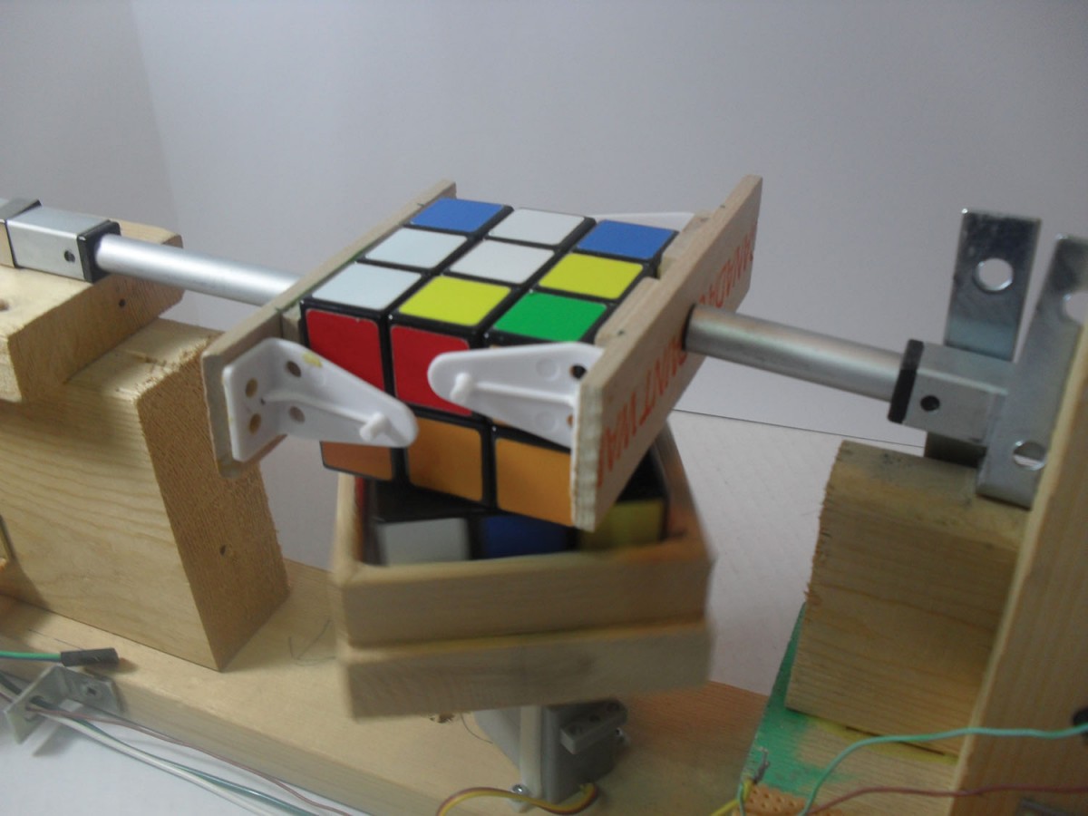 Microcontroller-Based, Cube-Solving Robot - Circuit Cellar