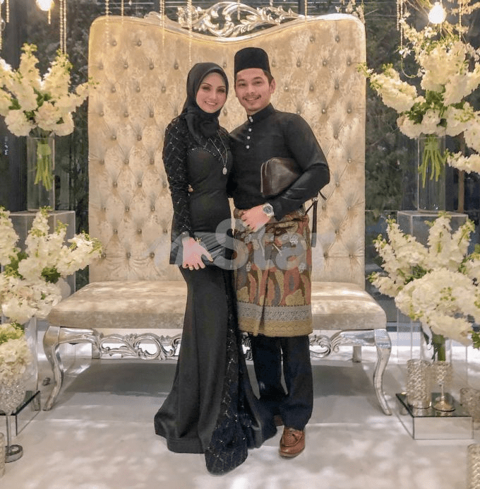 Cari kelainan dengan mengenakan busana nikah berwarna hitam. Dua Kali Tragedi Selepas 5 Bulan Nikah Pengantin Terkejut Ditenggelamkan Pelamin Bridesmaid Seminggu Sebelum Kahwin Pun Ada Kisah Tragis Viral Mstar