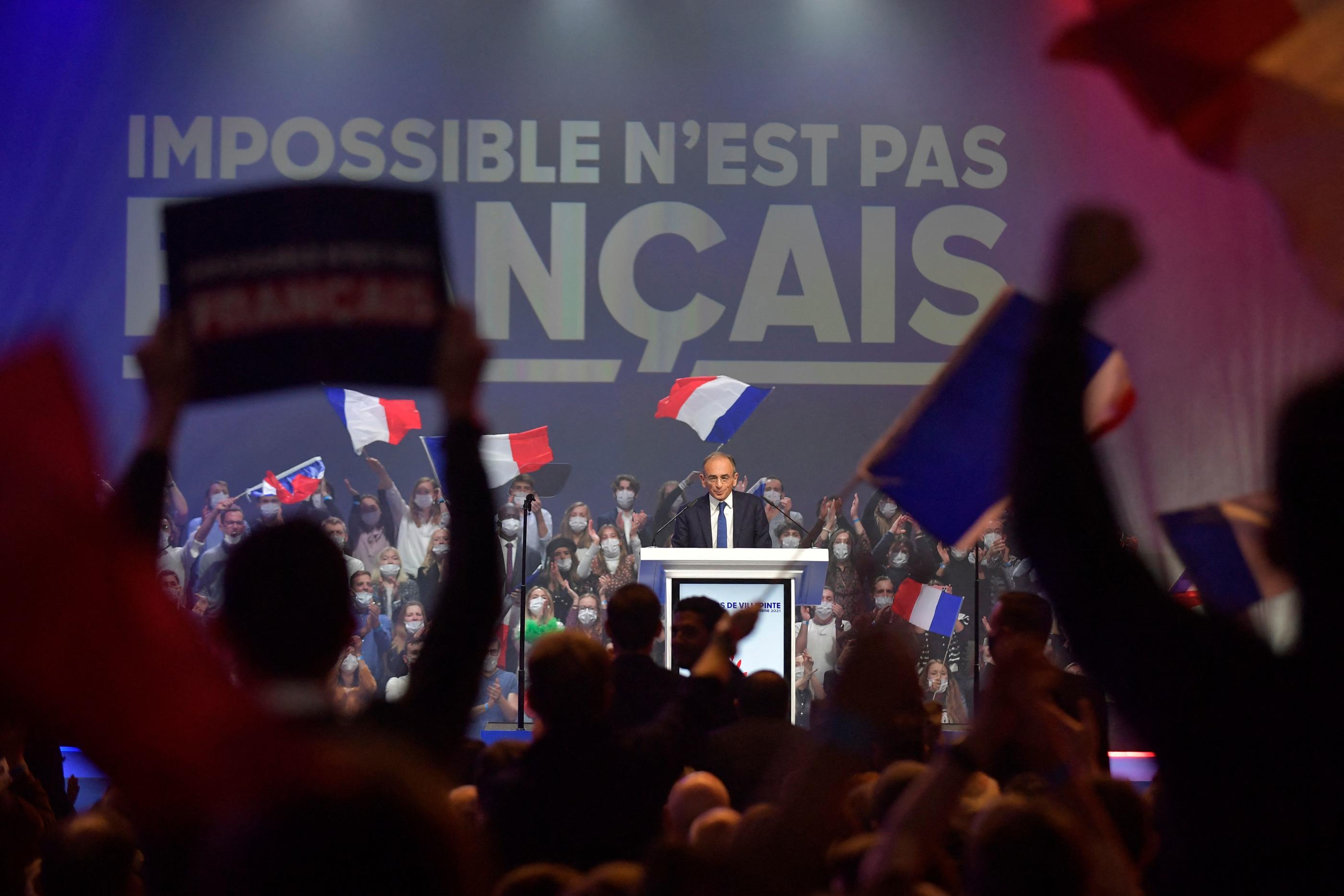 Dans une tribune, loup viallet, . Presidentielle Tres Offensif Eric Zemmour A Tenu Son Premier Grand Discours De Candidat Le Parisien