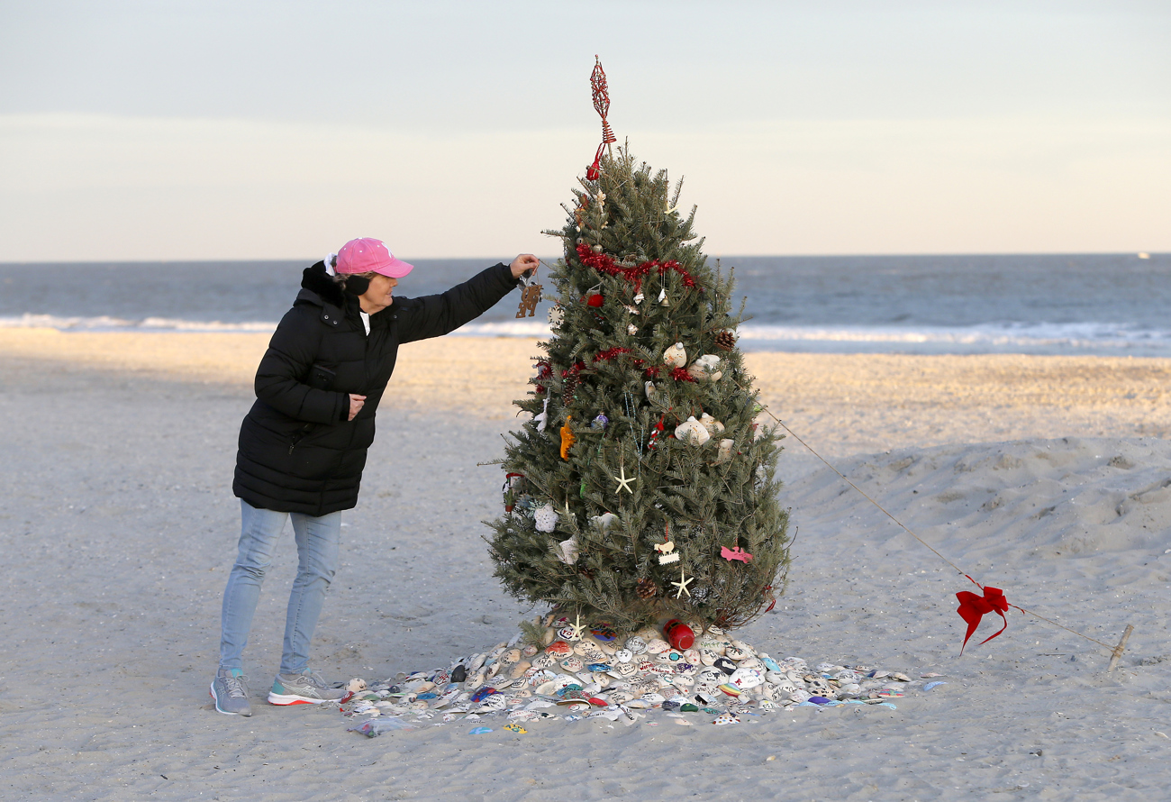 If only the holidays could last throughout the winter months—the twinkling lights and christmas cookies make the cold and dark so much more bearable. Christmas Tree On Jersey Shore Beach Is A Shiny Beacon Of Hope For Its Visitors Nj Com