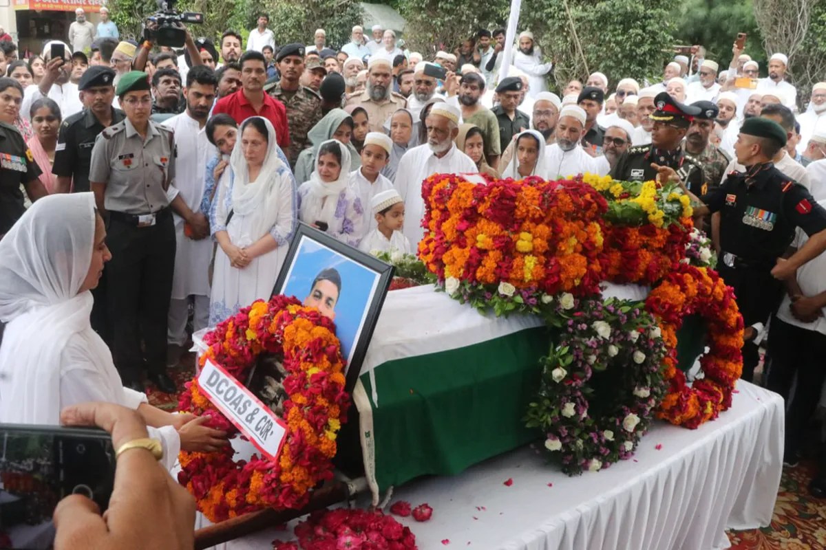 तिरंगे में लिपटकर लौटे मेजर हमजा आरिफ, ‘वंदे मातरम्’ के बीच नम आंखों से सुपुर्द-ए-खाक | Major Hamza Arif Wrapped With Tricolour And Laid To Rest With Moist Eyes Amid Chants तिरंगे में लिपटकर लौटे मेजर हमजा आरिफ, ‘वंदे मातरम्’ के बीच नम आंखों से सुपुर्द-ए-खाक | Major Hamza Arif Wrapped With Tricolour And Laid To Rest With Moist Eyes Amid Chants
