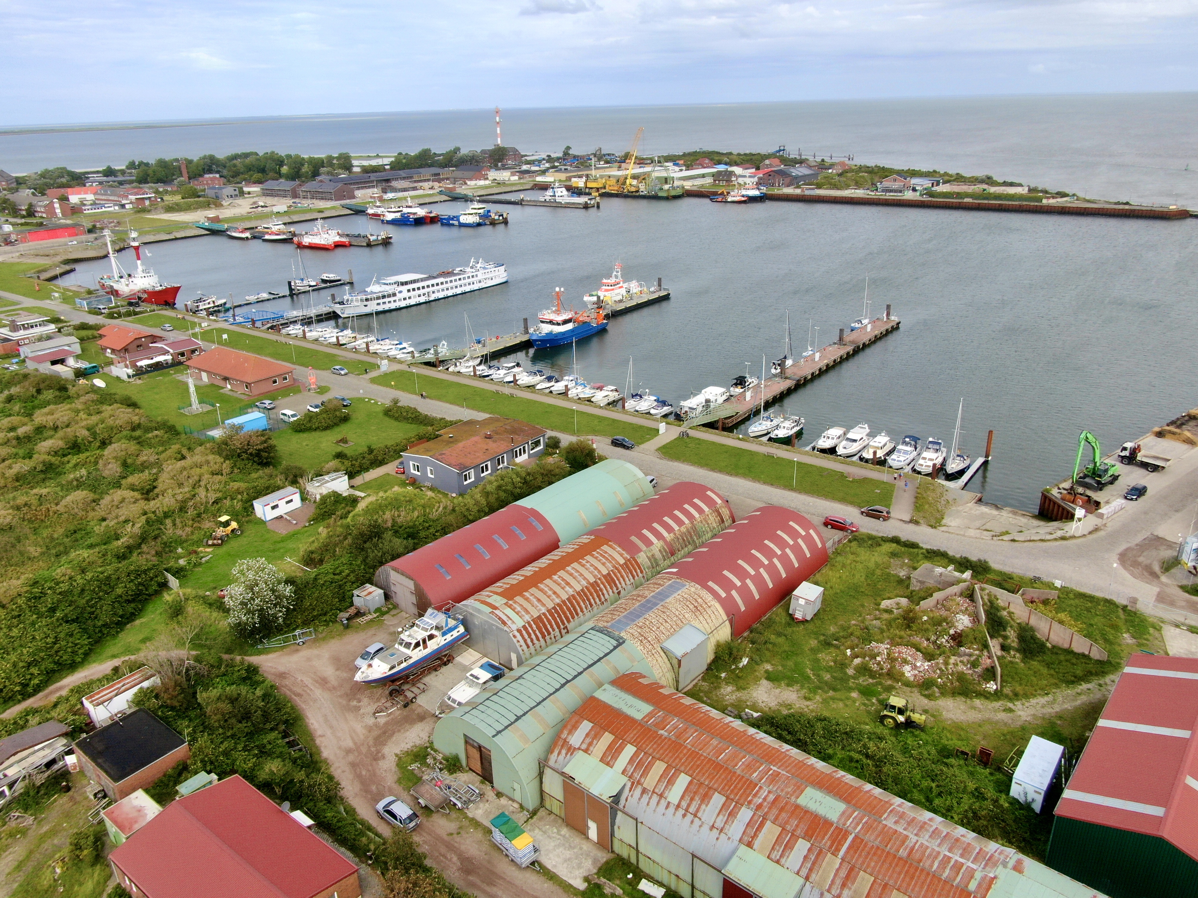 Es wurde 1928 bis 1932 errichtet und nach dem nobelpreisträger hendrik antoon lorentz benannt, der die auswirkungen der eindeichung berechnete. Harbour Guide West Friesische Inseln | SeaMe
