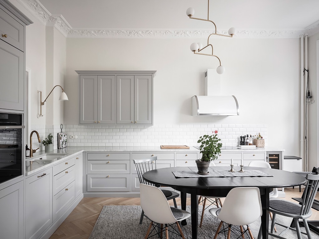 Elegant light grey kitchen