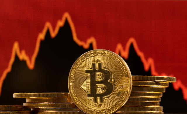 Bitcoin Plummets as Investors Flee with Massive Profits! 3 Bitcoin Plummets