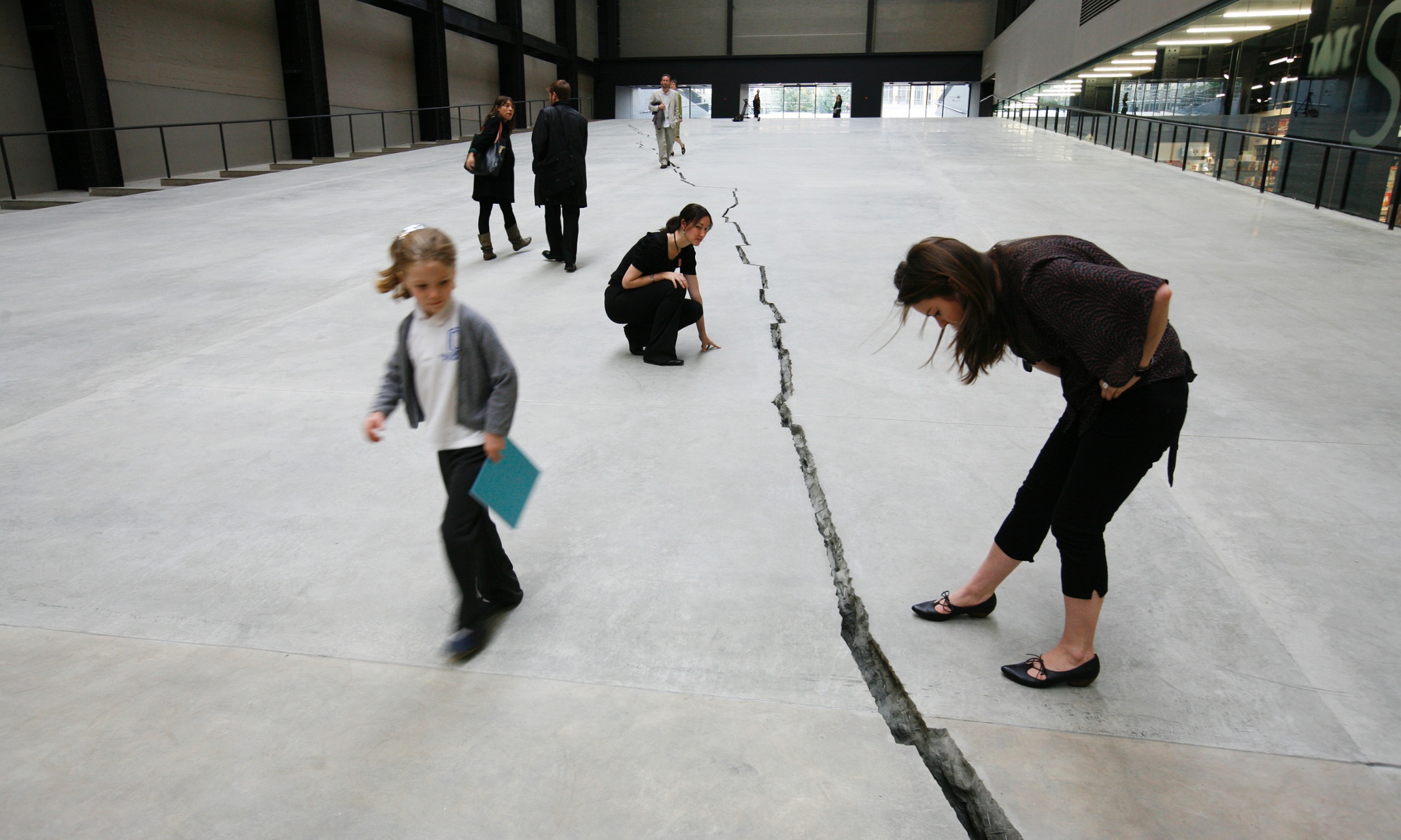 Doris Salcedo uit leed en onderdrukking in kunst