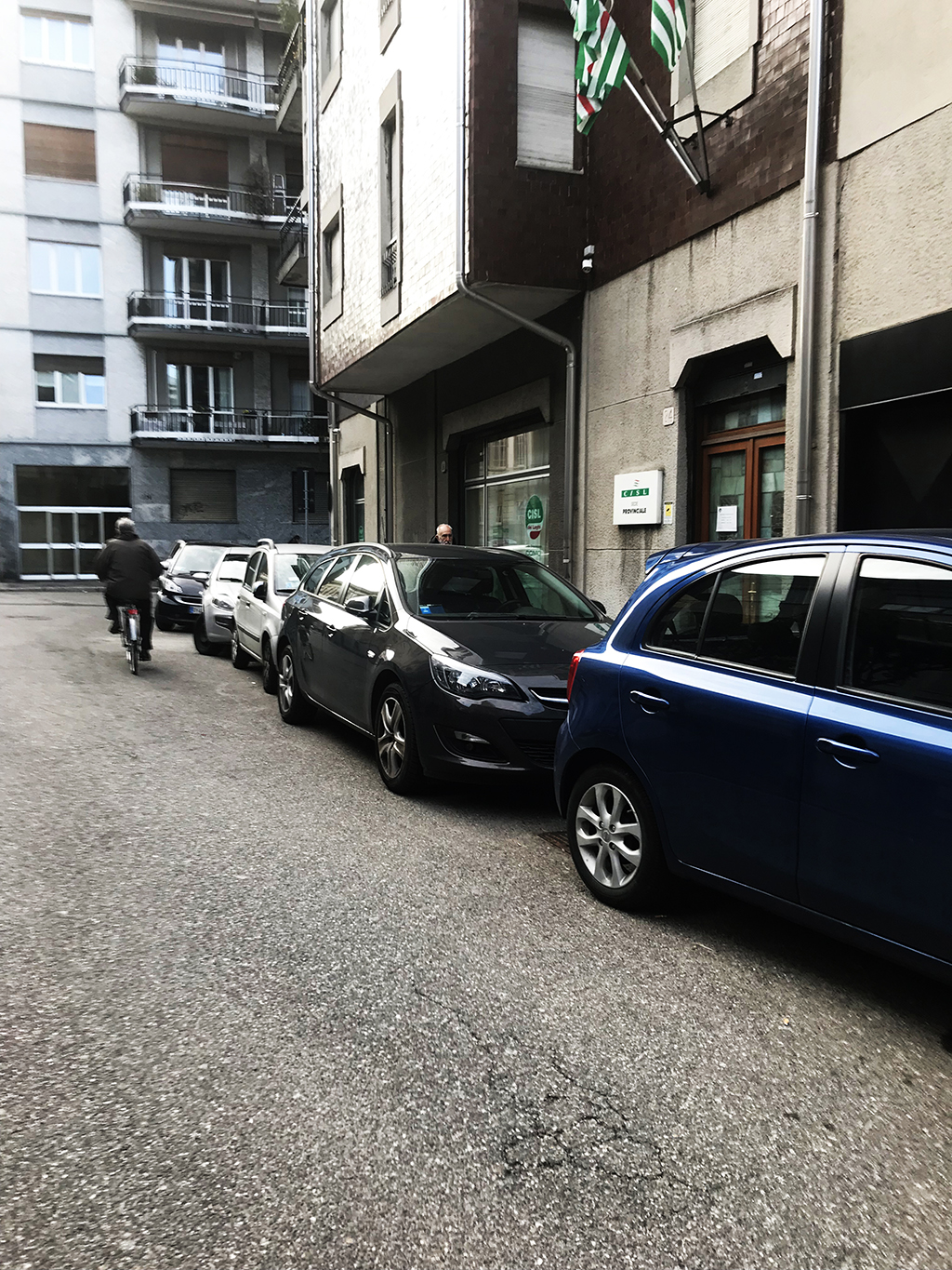 Via Brambilla, Fotodenuncia Di Una Residente: "Parcheggi Abusivi E Niente Multe" - Comozero 1365_x_1024_jpg
