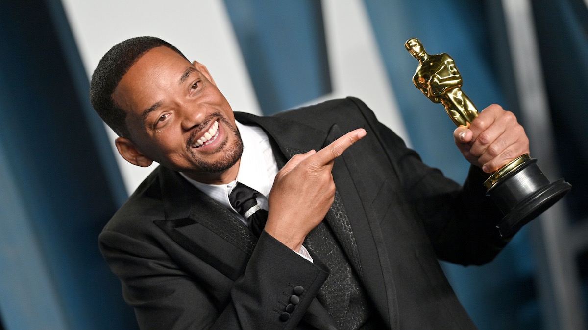 Will smith (kanan) memukul presenter chris rock di atas panggung piala oscar 2022 saat mempersembahkan penghargaan untuk film dokumenter . Yltekd0z 157em