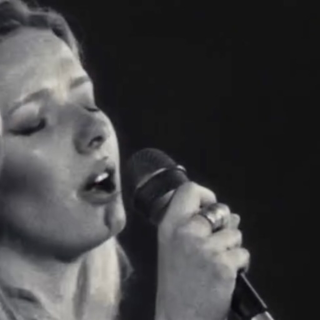 Chris Martin and Gwyneth Paltrow's Daughter Gives Surprise Performance in Nashville with Band Jade Street