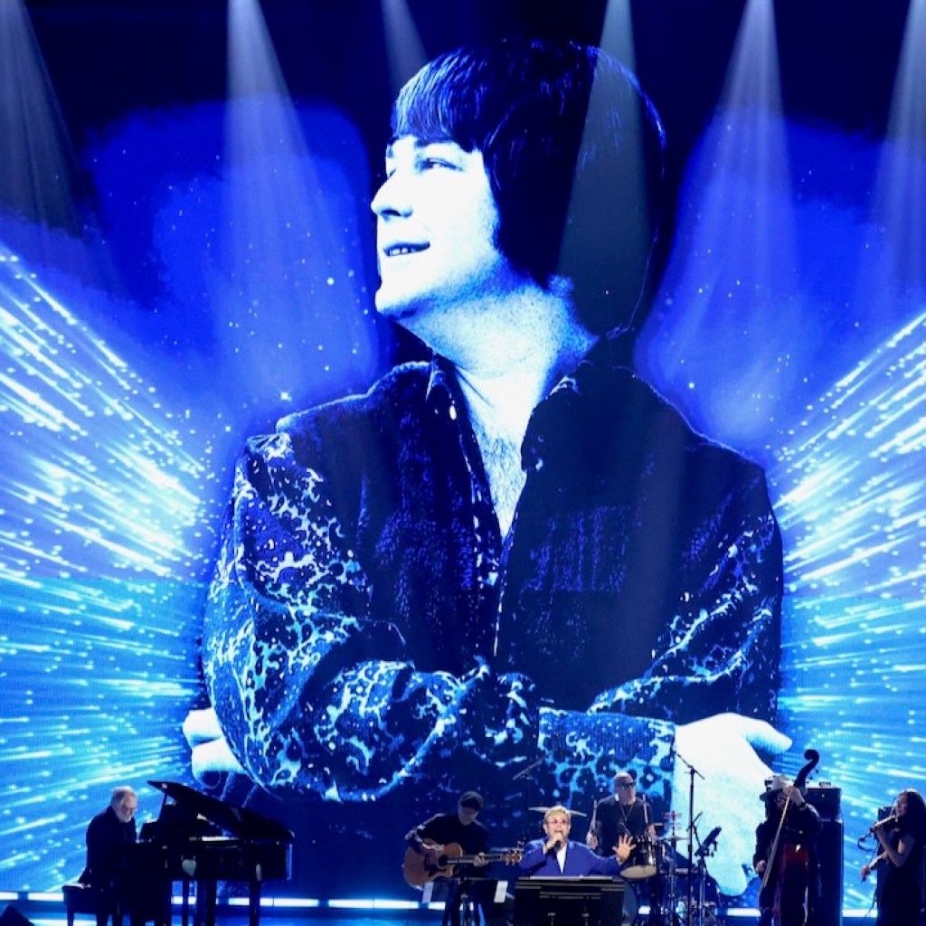 Elton John Pays Tribute to Brian Wilson with “God Only Knows” at Rock & Roll Hall of Fame Ceremony Elton John Pays Tribute to Brian Wilson with “God Only Knows” at Rock & Roll Hall of Fame Ceremony