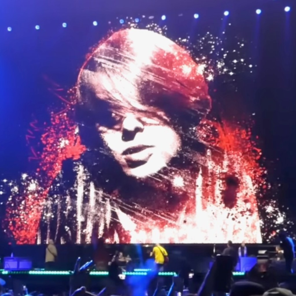 Oasis Pay Tribute to “Mani” with Performances of “Live Forever” and “Rock ‘N’ Roll Star” in Brasil Oasis Pay Tribute to “Mani” with Performances of “Live Forever” and “Rock ‘N’ Roll Star” in Brasil