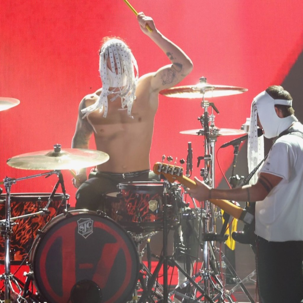 Twenty One Pilots Perform “Seven Nation Army” in Honor of The White Stripes at Rock and Roll Hall of Fame Twenty One Pilots Perform “Seven Nation Army” in Honor of The White Stripes at Rock and Roll Hall of Fame